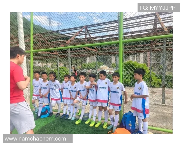 足球明星拉耳朵动作视频揭秘球场背后的趣味瞬间与训练技巧